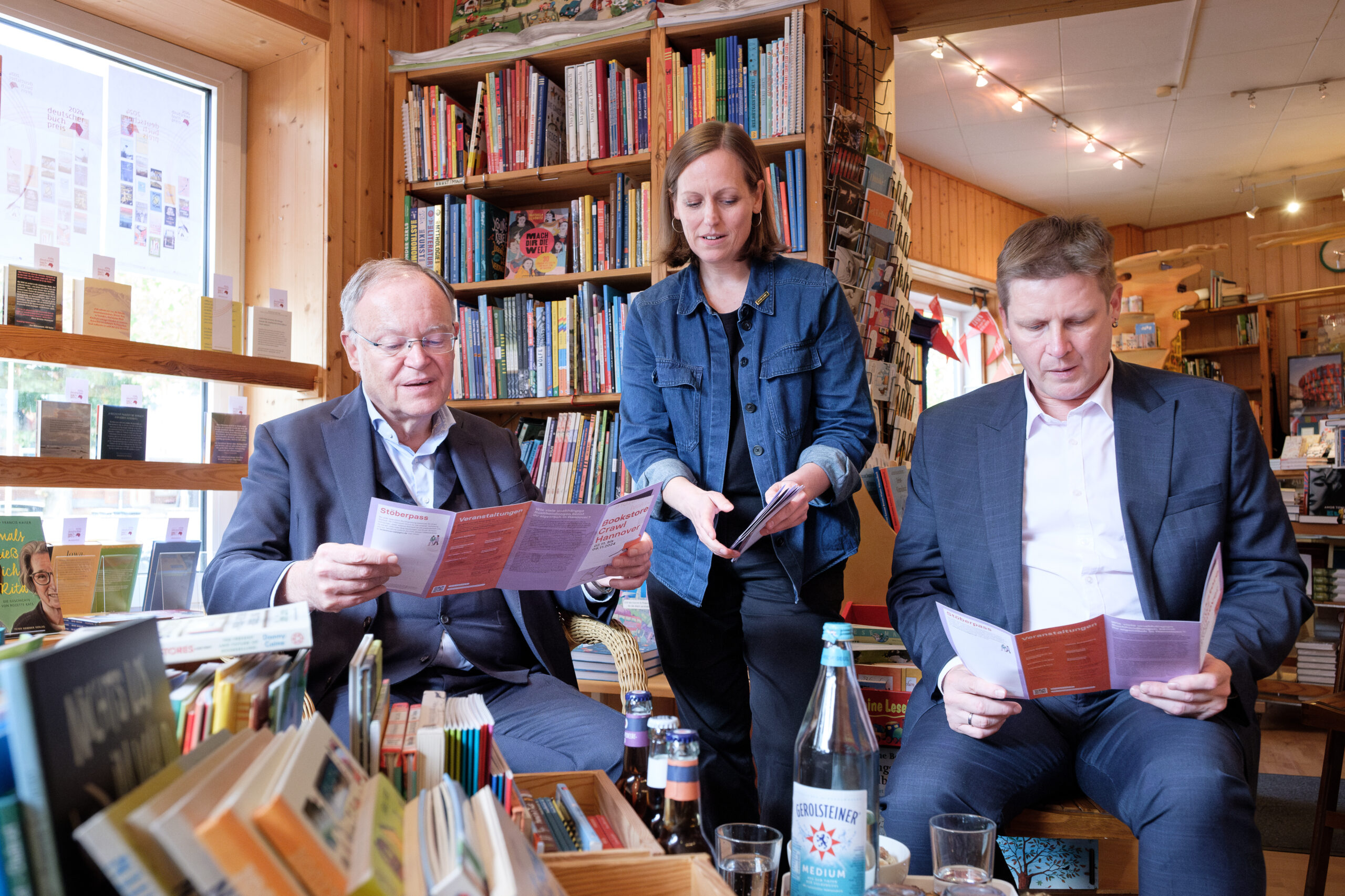Stephan Weil besucht die Buchhandlung Sternschnuppe, die den Buchhandlungspreis 2024 gewonnen hat.