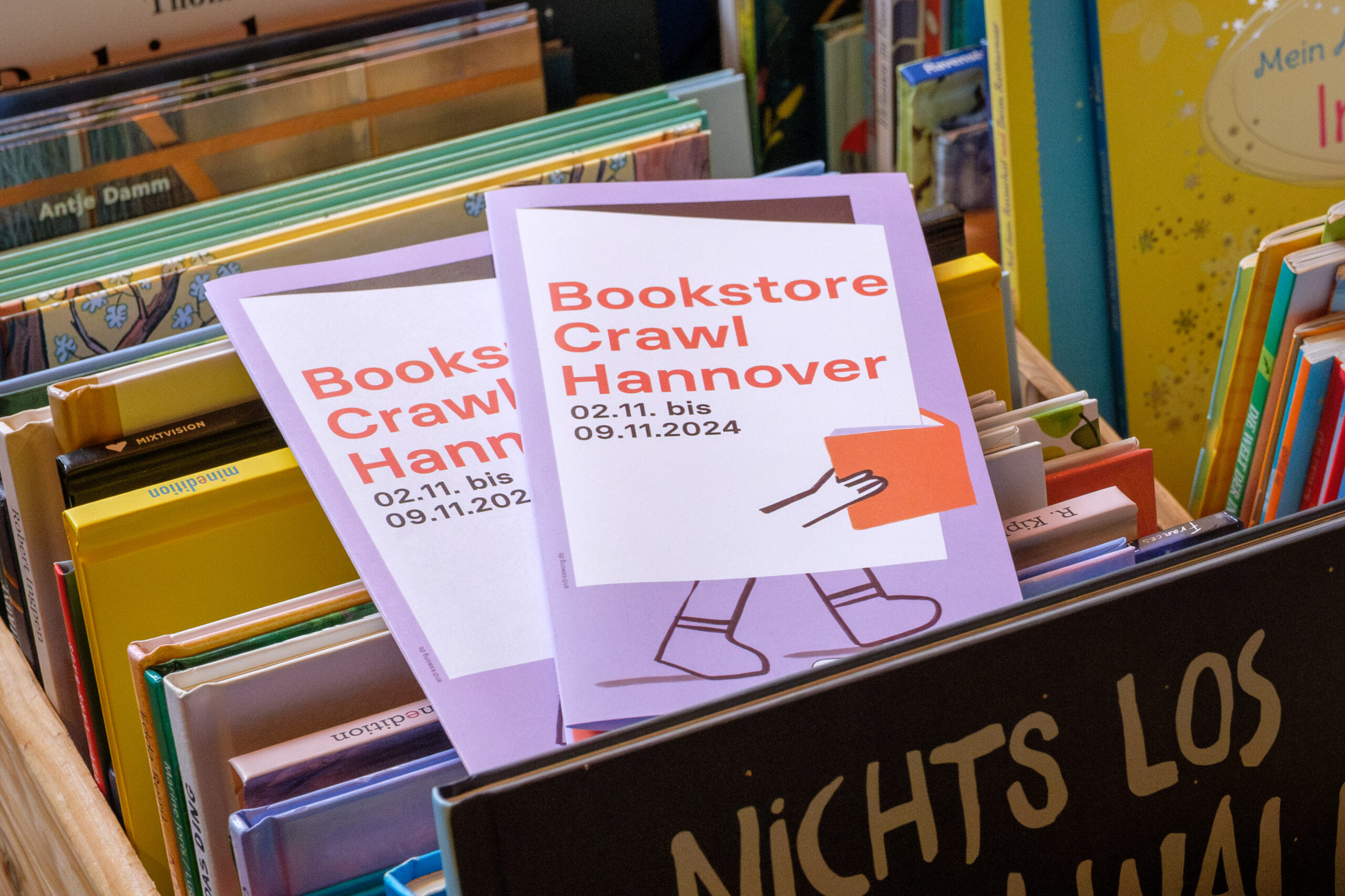 Stephan Weil besucht die Buchhandlung Sternschnuppe, die den Buchhandlungspreis 2024 gewonnen hat.